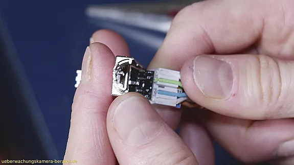 Führungshilfe wird in einen Cat7-Stecker geschoben