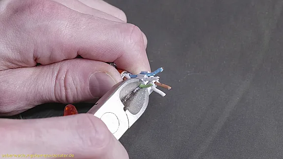 Überstehende Drähte abzwicken
