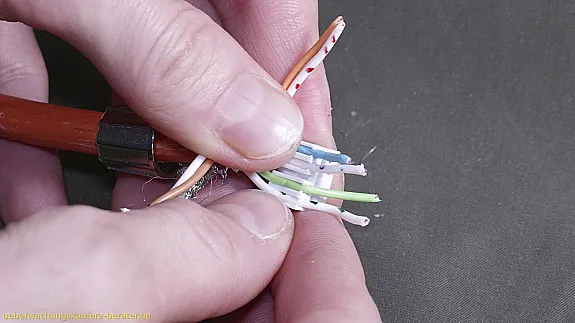 Adern in die Führungshilfe drücken