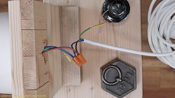 Reolink Floodlight: Verkabelung mit Hülsen