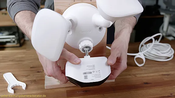 Reolink Floodlight: Flexible Halterung