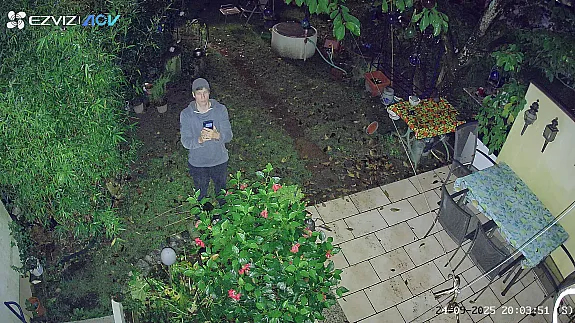 Ezviz CB8 Pro Testaufnahme - Nachts mit Licht